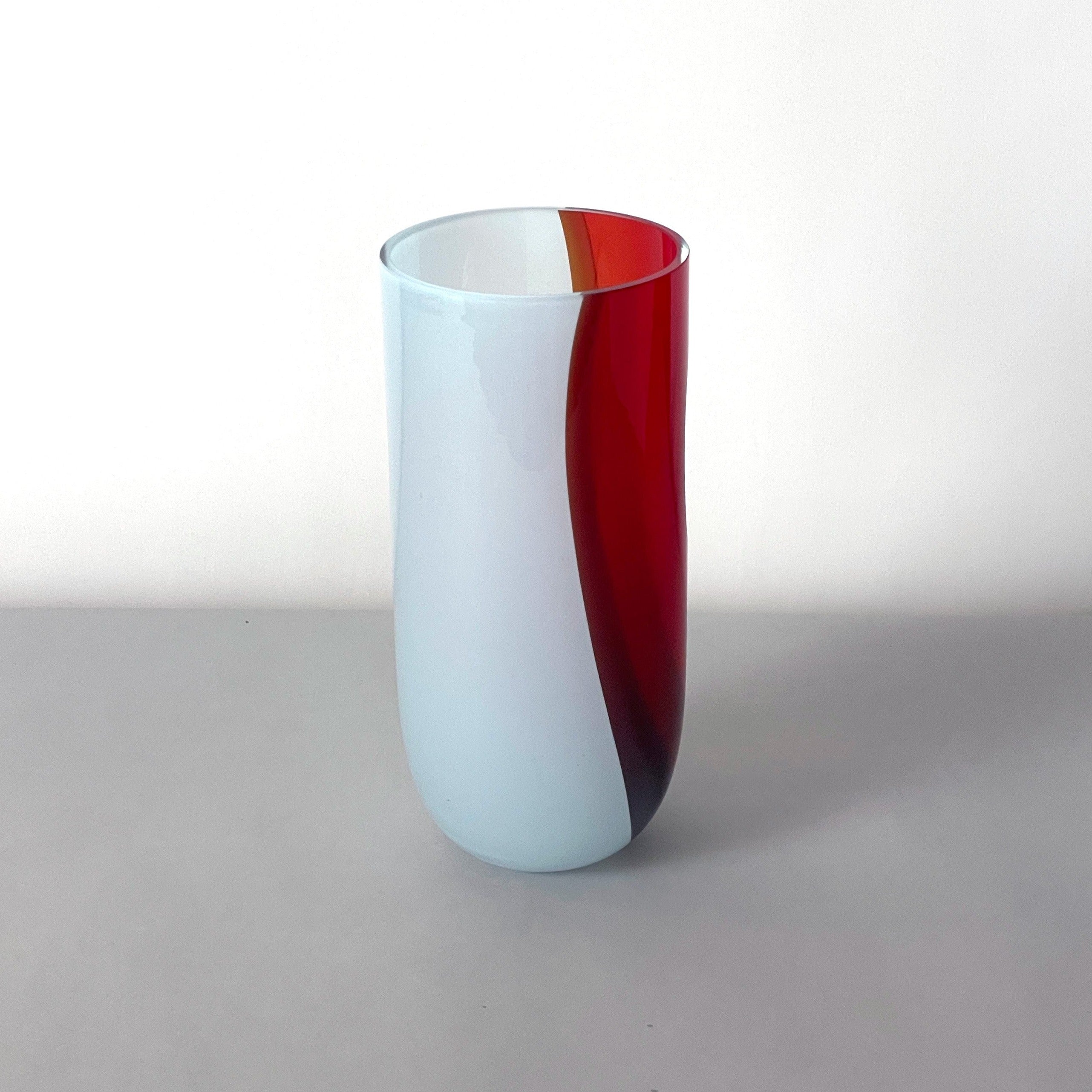 <tc>ECLIPSE Vase, Tall, Strawberry Red- Soft Blue</tc>