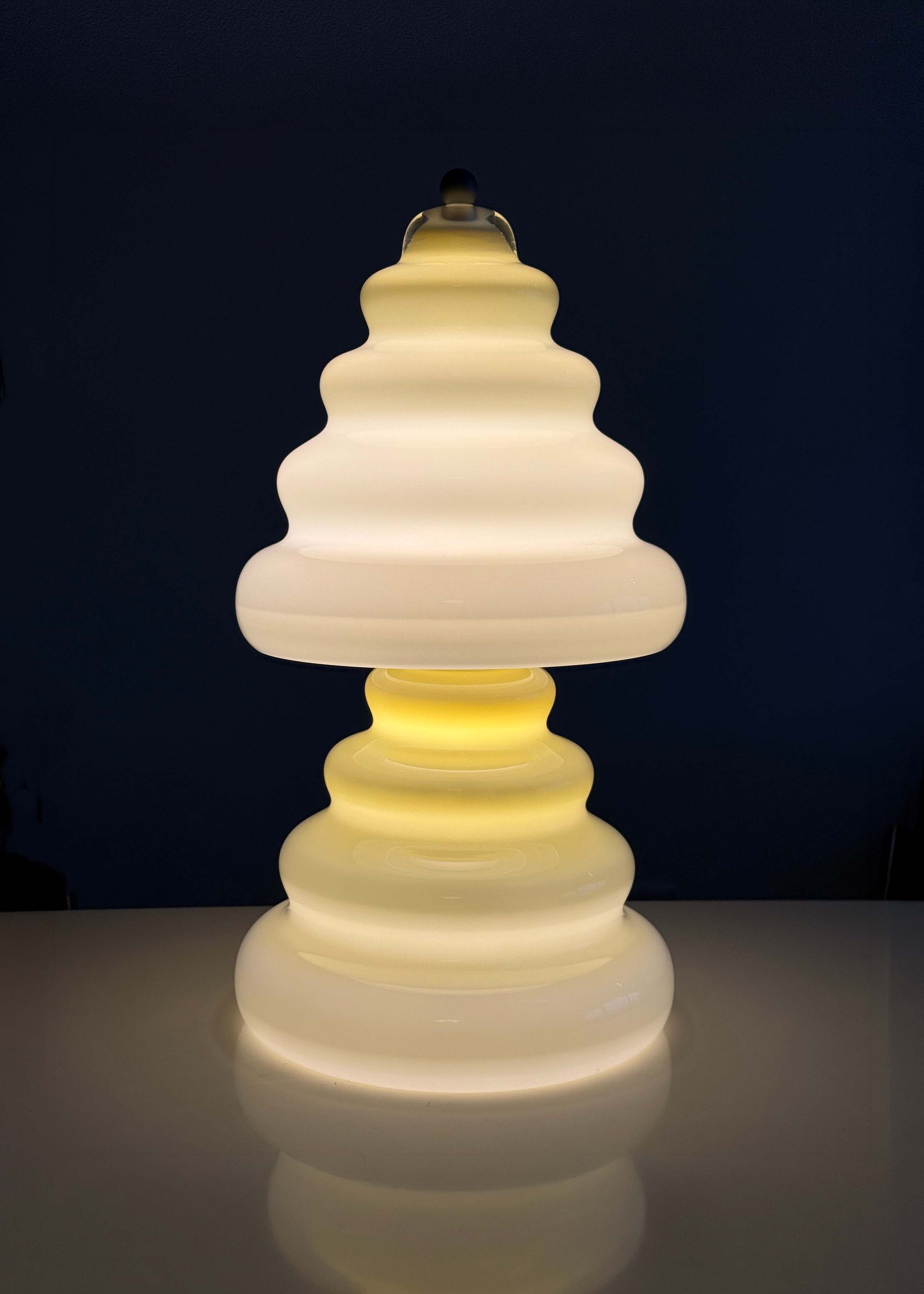 Pulsar_Lamp_Ursula_Futura_vanilla_compressed_05c95ab1-1b5f-4c50-9ded-835d6ebeee51